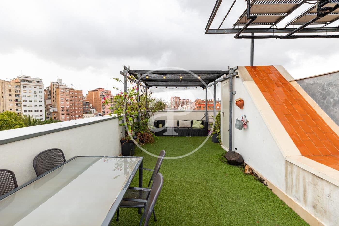 Ático de 4 habitaciones en L'Hospitalet de Llobregat en venta con piscina garaje - 589.000 € (Ref: 10098292)