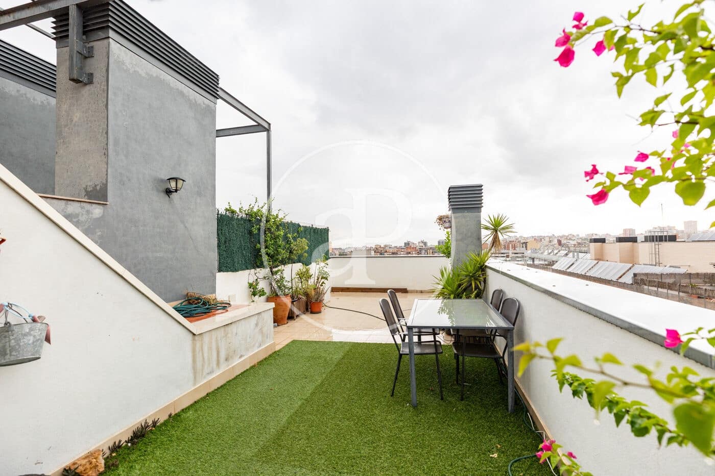 Ático de 4 habitaciones en L'Hospitalet de Llobregat en venta con piscina garaje - 589.000 € (Ref: 10098292)