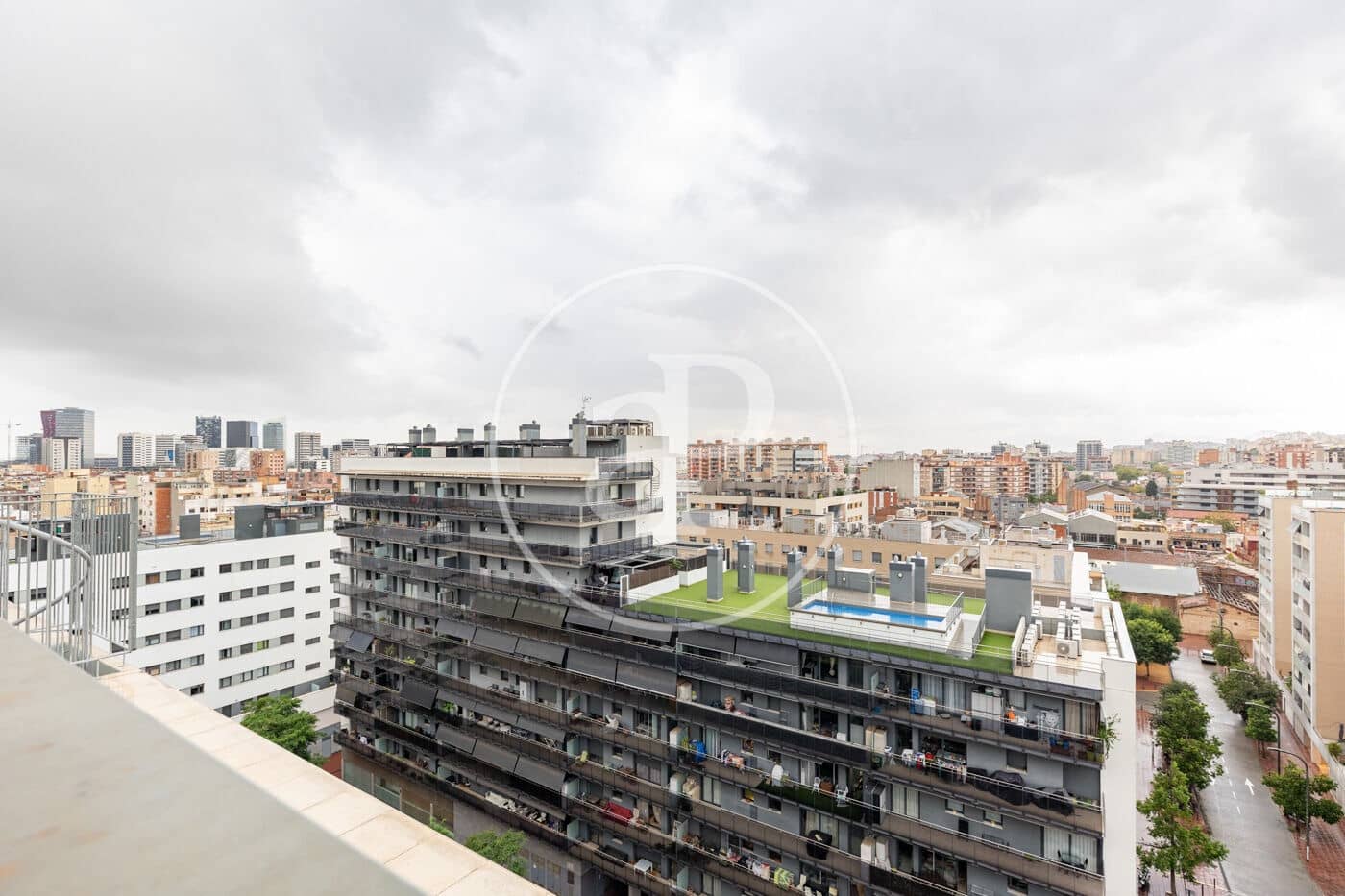Ático de 4 habitaciones en L'Hospitalet de Llobregat en venta con piscina garaje - 589.000 € (Ref: 10098292)