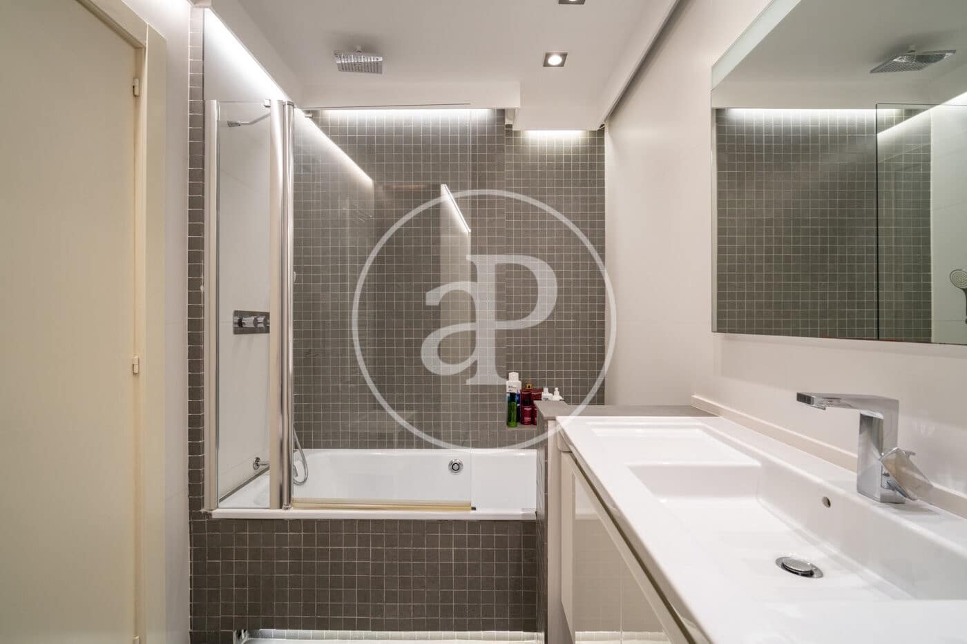 4 soveværelse Lejlighed til salg i Barcelona by med garage - € 1.580.000 (Ref: 10100162)
