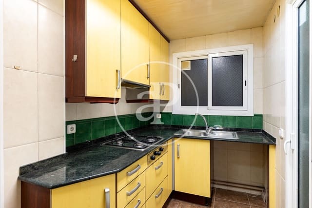 4 bedroom Apartment for sale in Sant Martí de Provenals, Barcelona city - € 370,000 (Ref: 10109619)