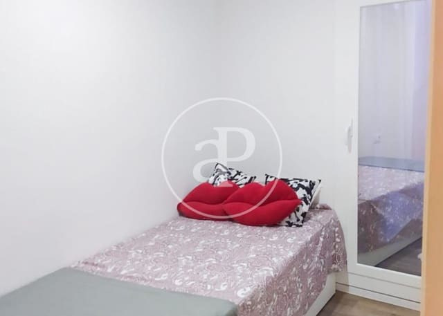 3 bedroom Apartment for sale in Sants, Barcelona city - € 275,000 (Ref: 8752669)