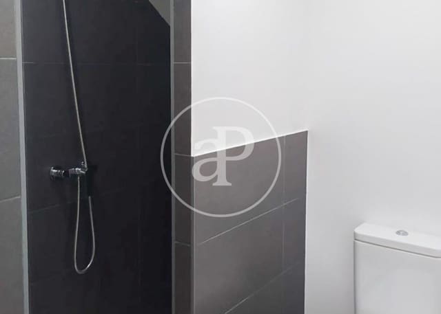 3 bedroom Apartment for sale in Sants, Barcelona city - € 275,000 (Ref: 8752669)