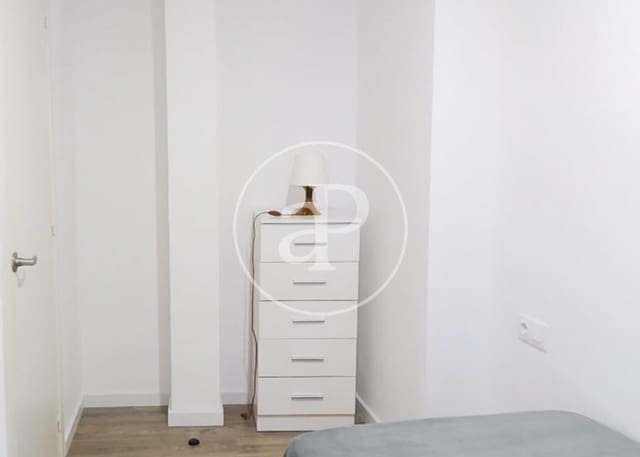 3 bedroom Apartment for sale in Sants, Barcelona city - € 275,000 (Ref: 8752669)