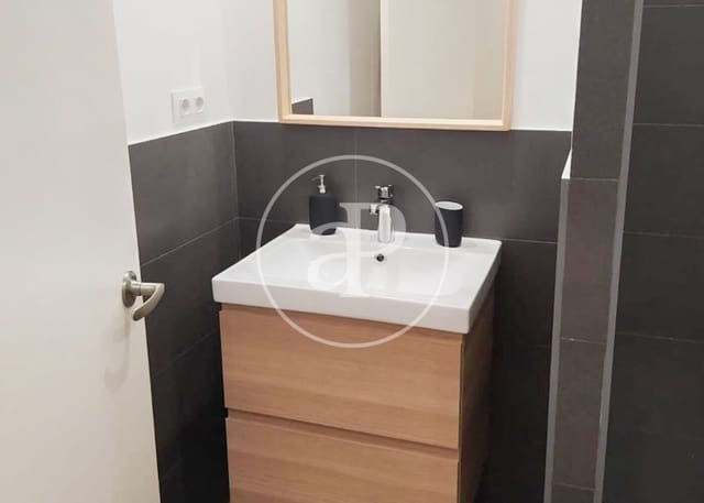 3 bedroom Apartment for sale in Sants, Barcelona city - € 275,000 (Ref: 8752669)