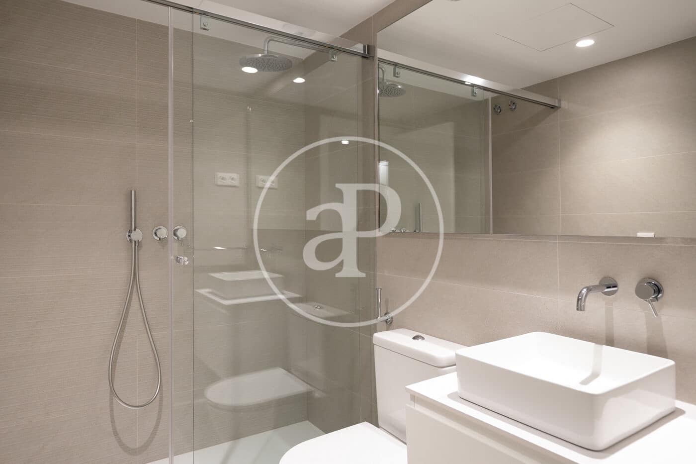 2 soverom Leilighet til leie i Barcelona by - € 2 200 (Ref: 8772851)