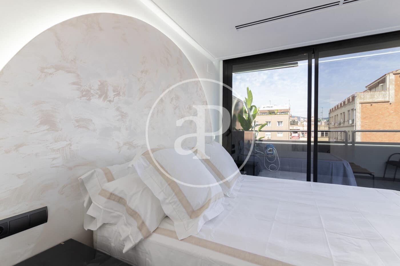 2 bedroom Apartment for rent in Barcelona city with garage - € 3,400 (Ref: 8849654)