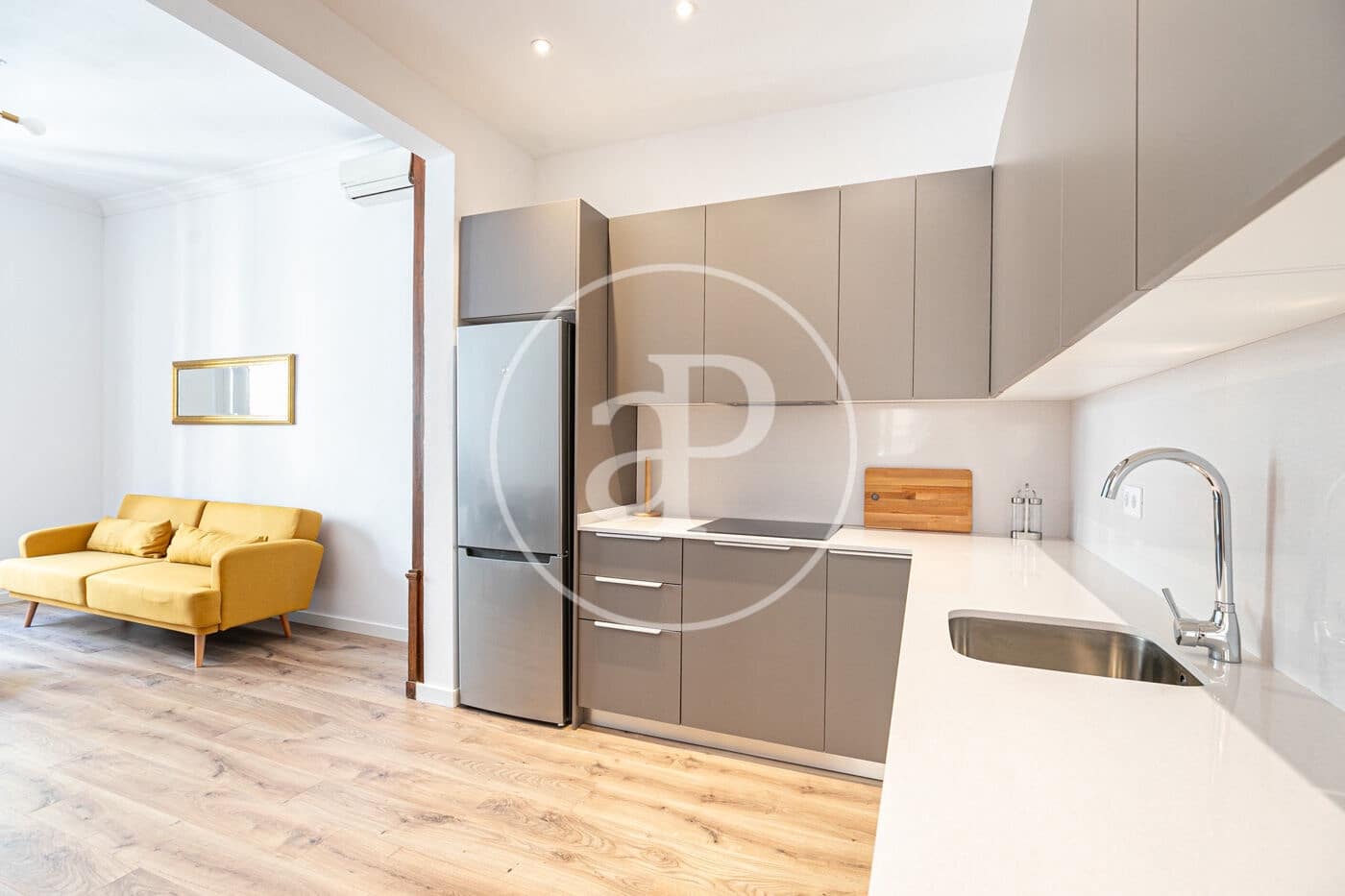 3 bedroom Apartment for rent in Barcelona city - € 2,400 (Ref: 8855033)