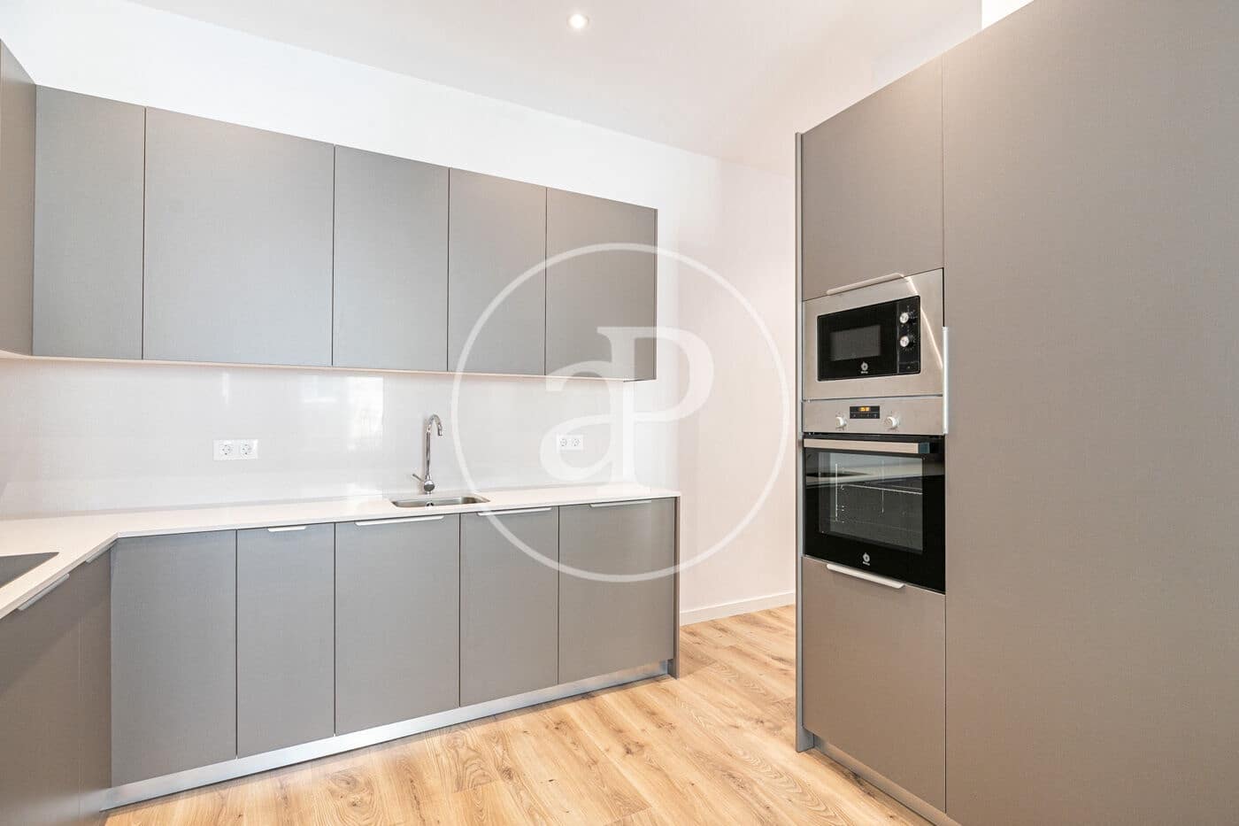 3 bedroom Apartment for rent in Barcelona city - € 2,400 (Ref: 8855033)