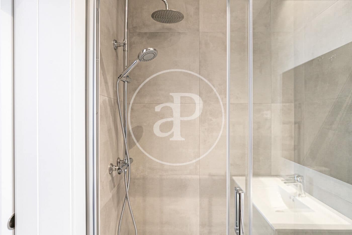 3 bedroom Apartment for rent in Barcelona city - € 2,400 (Ref: 8855033)