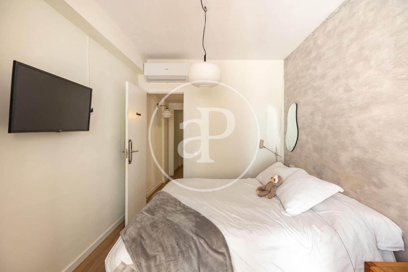 4 bedroom Apartment for sale in Barcelona city - € 735,000 (Ref: 8880073)