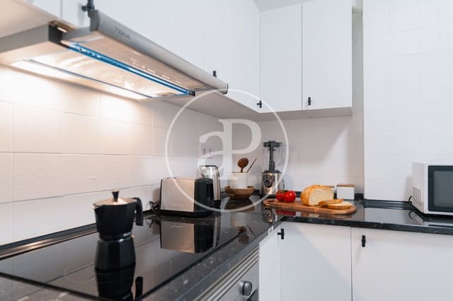 4 bedroom Apartment for sale in Sant Gervasi - La Bonanova, Barcelona city - € 735,000 (Ref: 8880073)