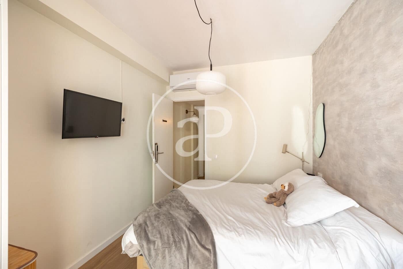 4 bedroom Apartment for sale in Barcelona city - € 735,000 (Ref: 8880073)