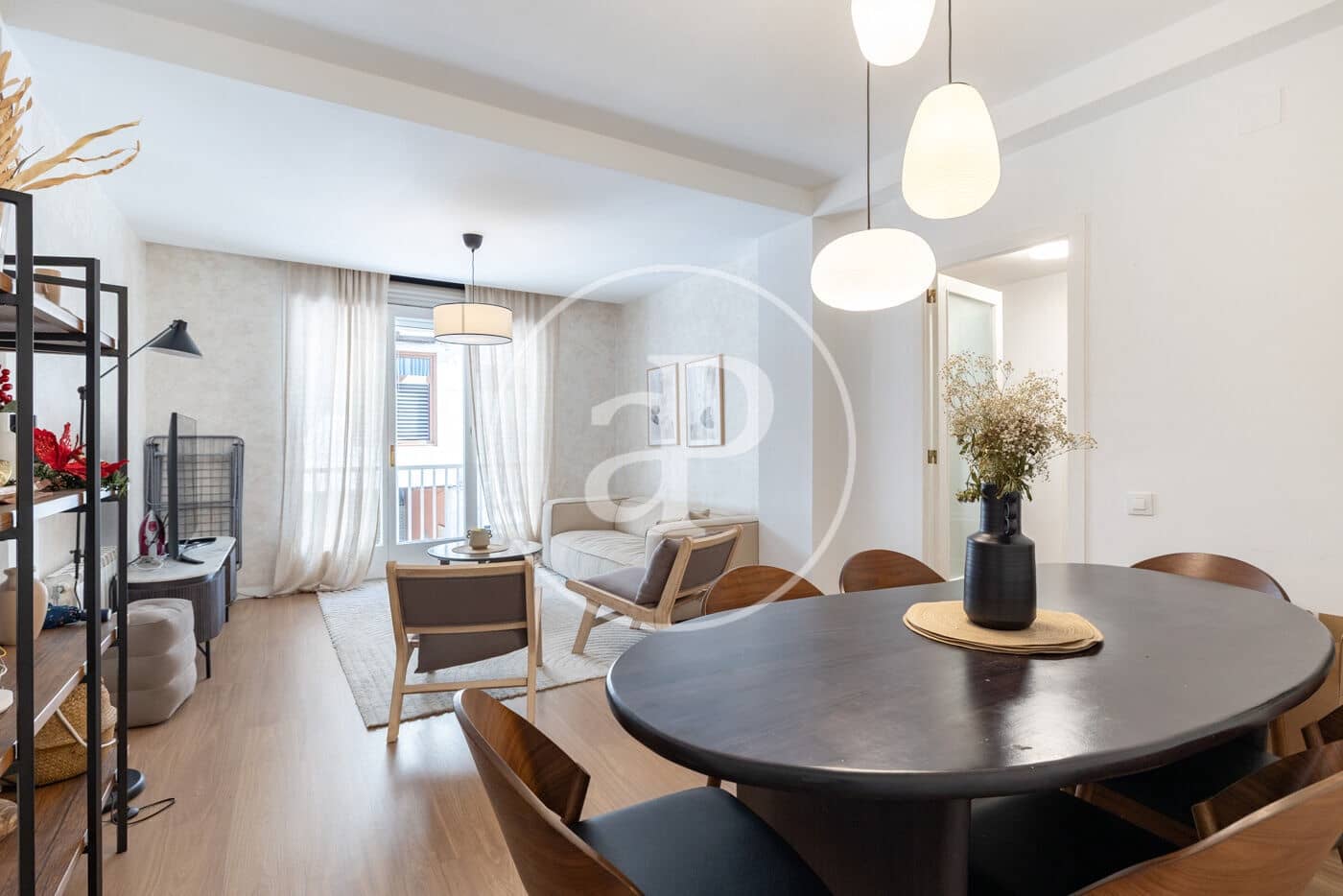 4 bedroom Apartment for sale in Barcelona city - € 735,000 (Ref: 8880073)