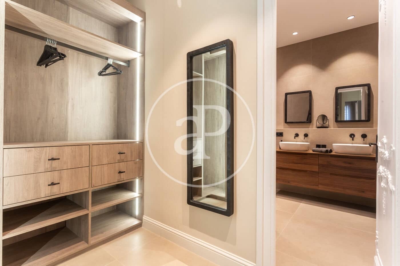 4 quarto Apartamento para arrendar em Barcelona cidade - 7 835 € (Ref: 8886231)