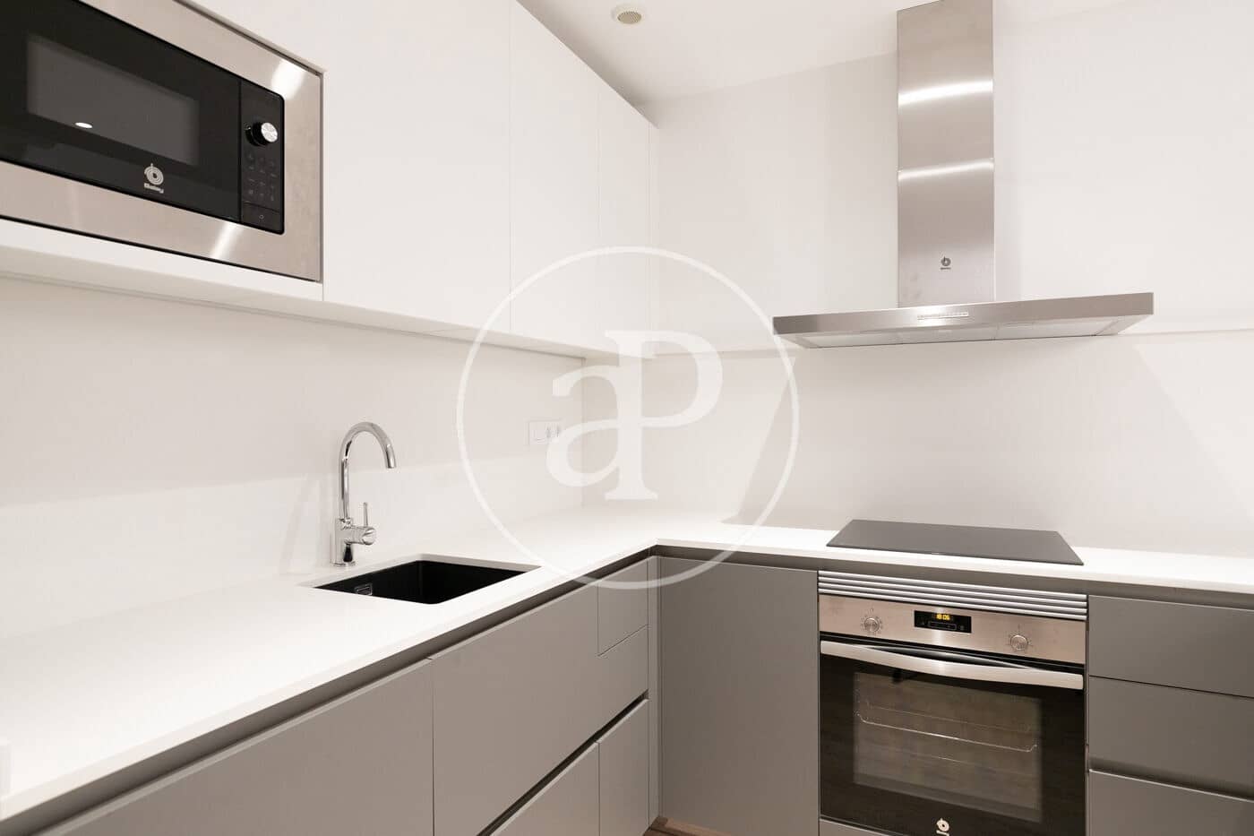 3 slaapkamer Appartement te huur in Barcelona stad - € 3.100 (Ref: 8888591)
