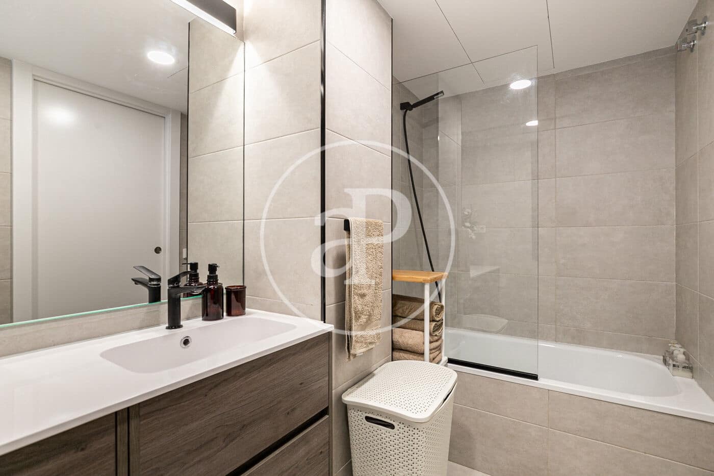 Appartement de 2 chambres à louer à Barcelone ville - 1 990 € (Ref: 8986716)