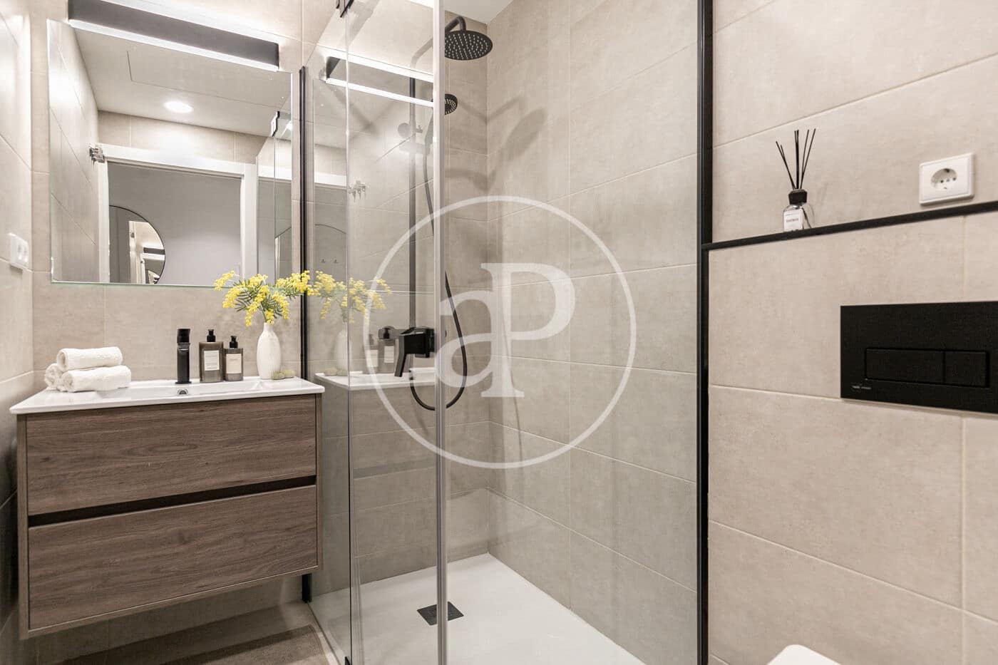 Appartement de 2 chambres à louer à Barcelone ville - 1 990 € (Ref: 8986716)