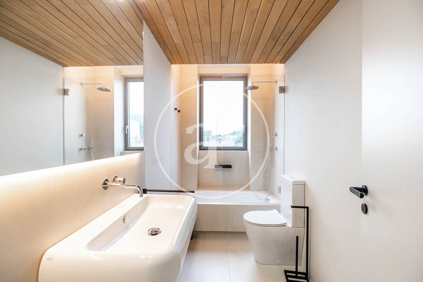 3 soveværelse Lejlighed til leje i Barcelona by med swimmingpool - € 4.950 (Ref: 8986729)