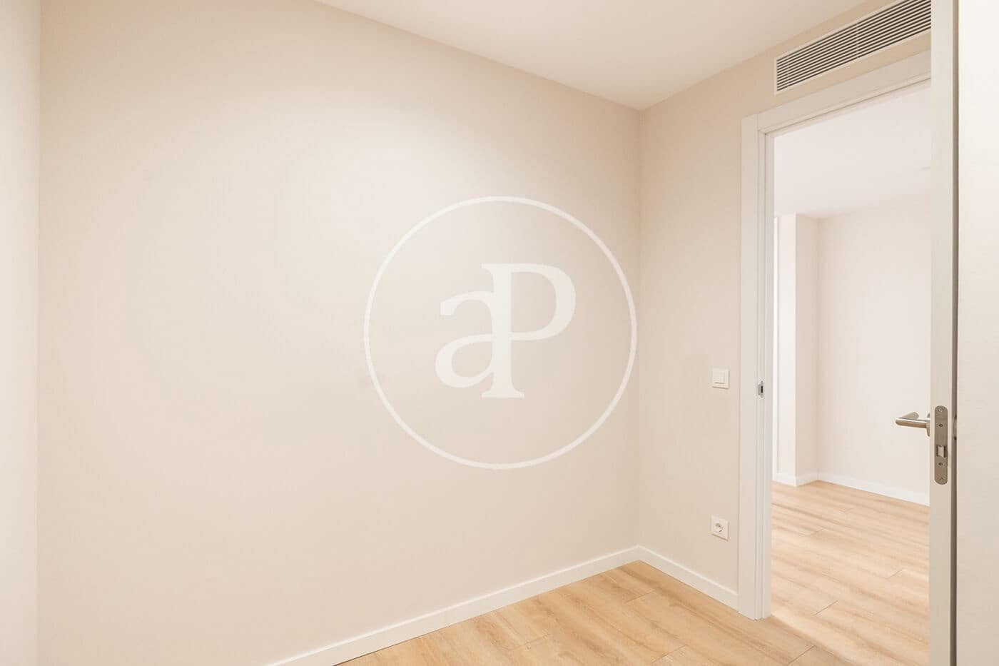 Leilighet til salgs i L'Hospitalet de Llobregat - € 465 000 (Ref: 8986789)