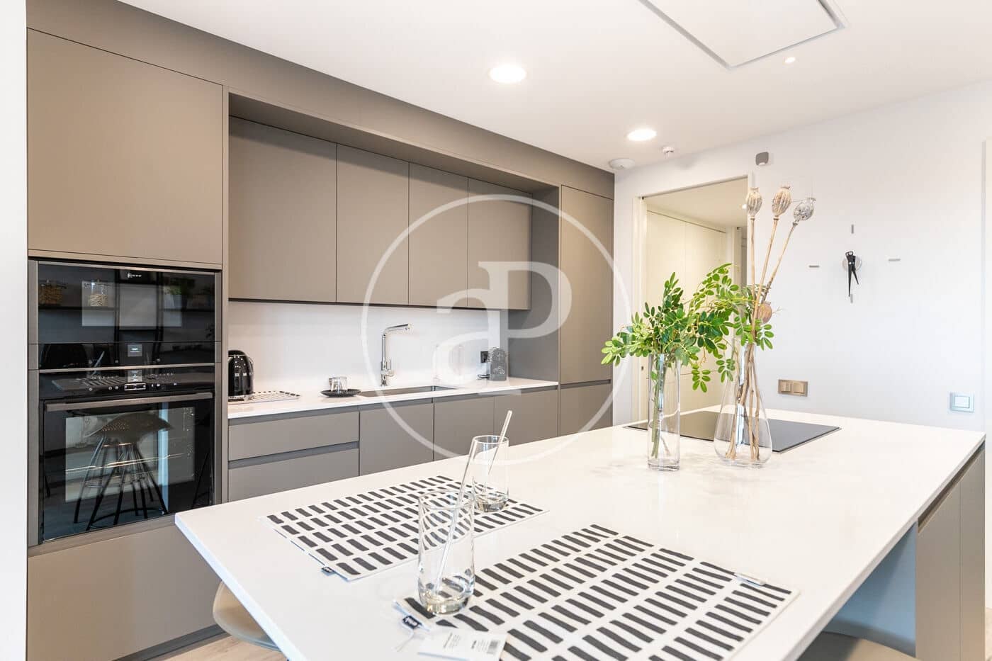 6 soveværelse Lejlighed til salg i Esplugues de Llobregat med swimmingpool - € 2.058.000 (Ref: 8986793)