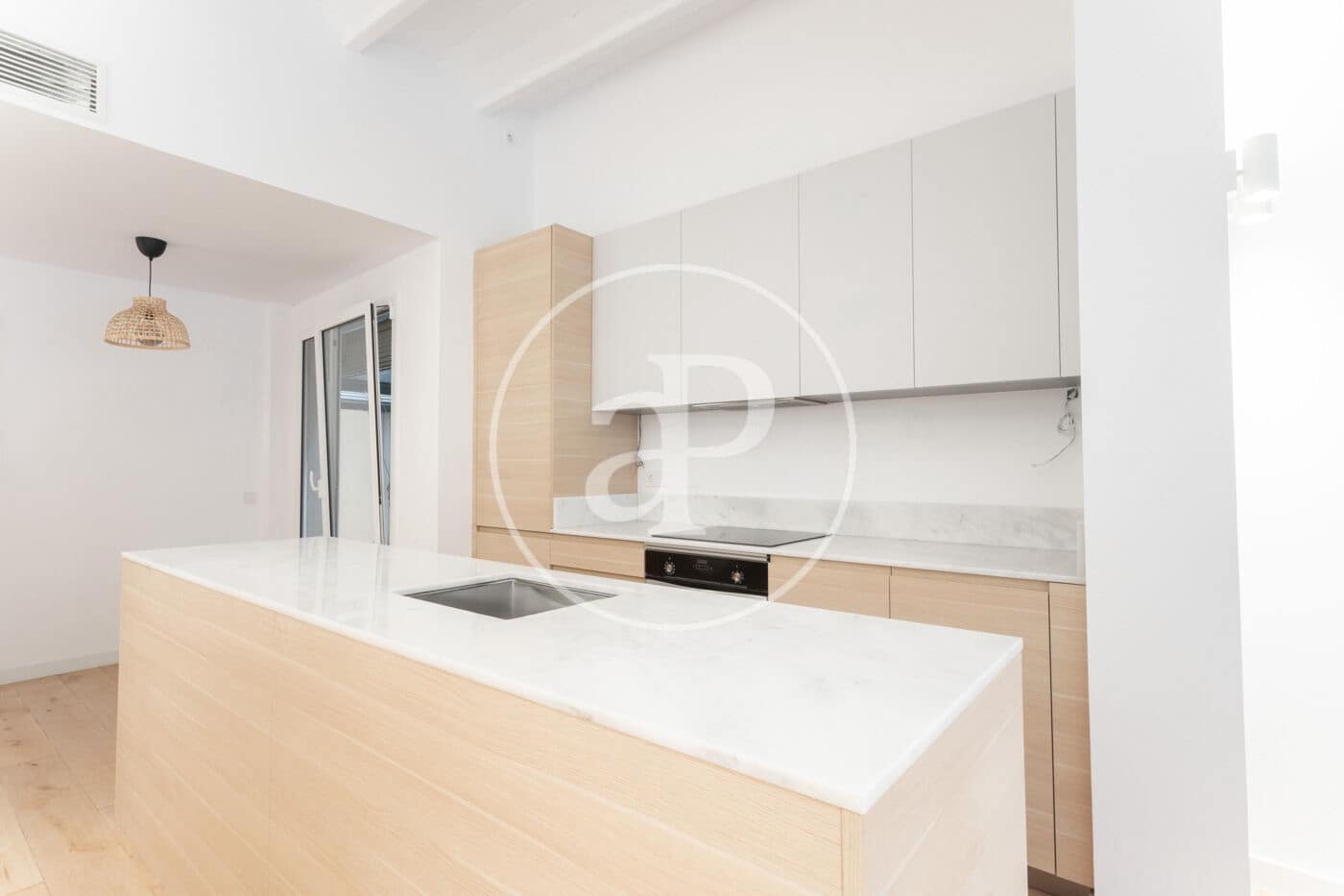 Apartment for sale in Barcelona city - € 670,000 (Ref: 8986796)