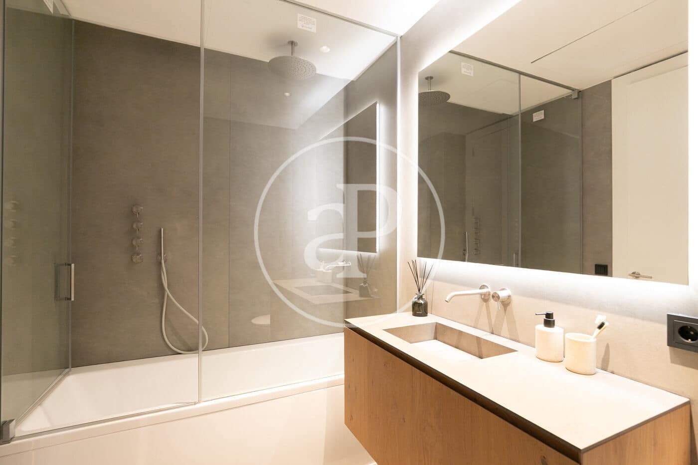 Leilighet til salgs i Barcelona by med svømmebasseng - € 1 050 000 (Ref: 8986816)