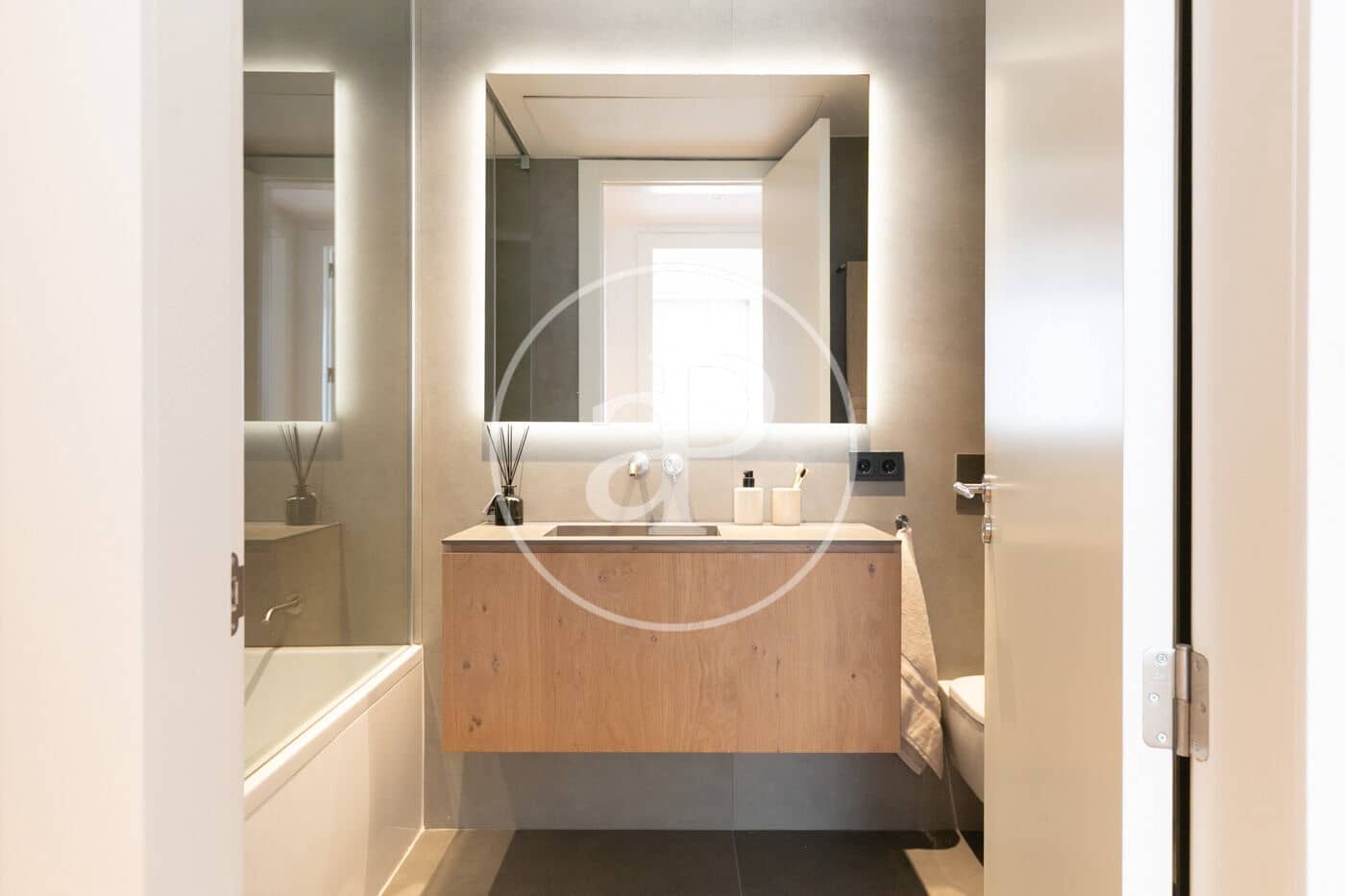 Leilighet til salgs i Barcelona by med svømmebasseng - € 1 050 000 (Ref: 8986817)