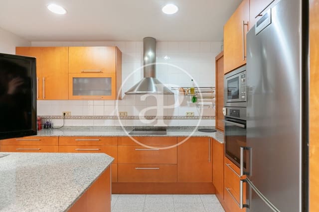 4 slaapkamer Villa te koop in Sant Martí de Provenals, Barcelona stad - € 850.000 (Ref: 8992187)