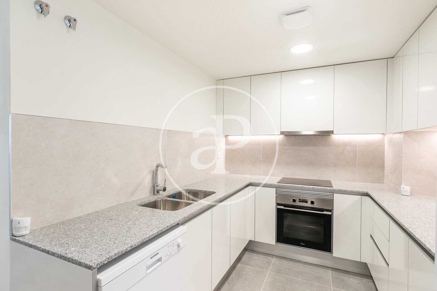 Apartamento de 2 habitaciones en Barcelona ciudad en alquiler - 1.700 € (Ref: 8992188)