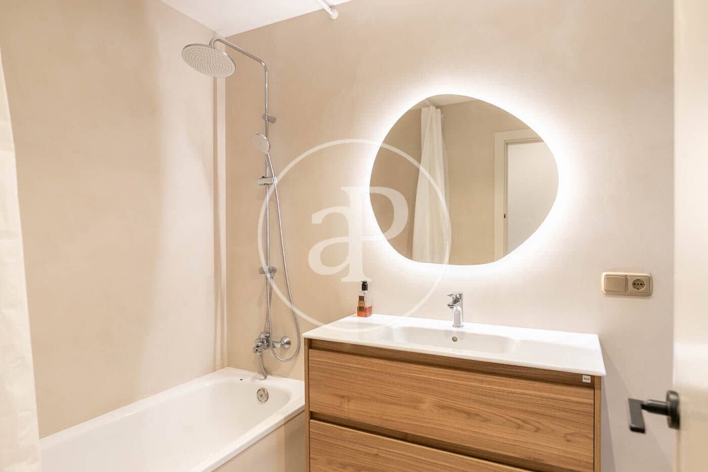 2 slaapkamer Appartement te huur in Barcelona stad - € 1.800 (Ref: 9014681)