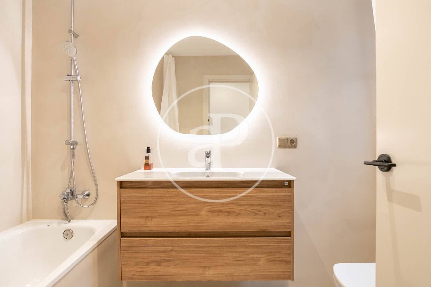 2 slaapkamer Appartement te huur in Barcelona stad - € 1.800 (Ref: 9014681)