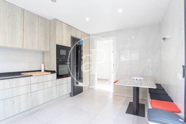 4 bedroom Apartment for rent in Sant Boi de Llobregat - € 4,300 (Ref: 9062626)