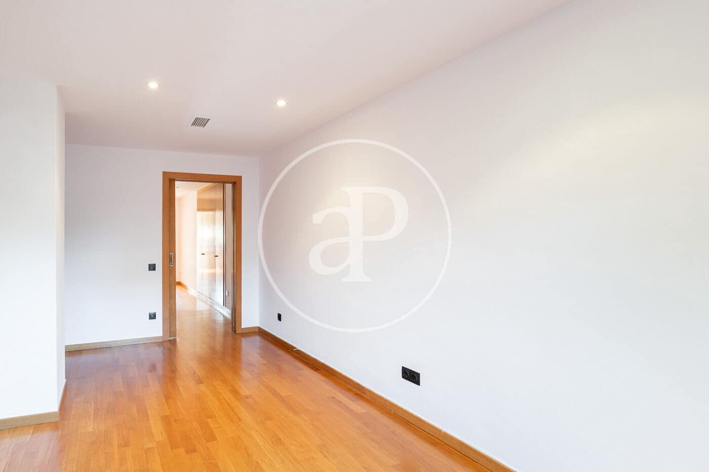 3 soverom Leilighet til leie i Barcelona by - € 3 600 (Ref: 9085503)