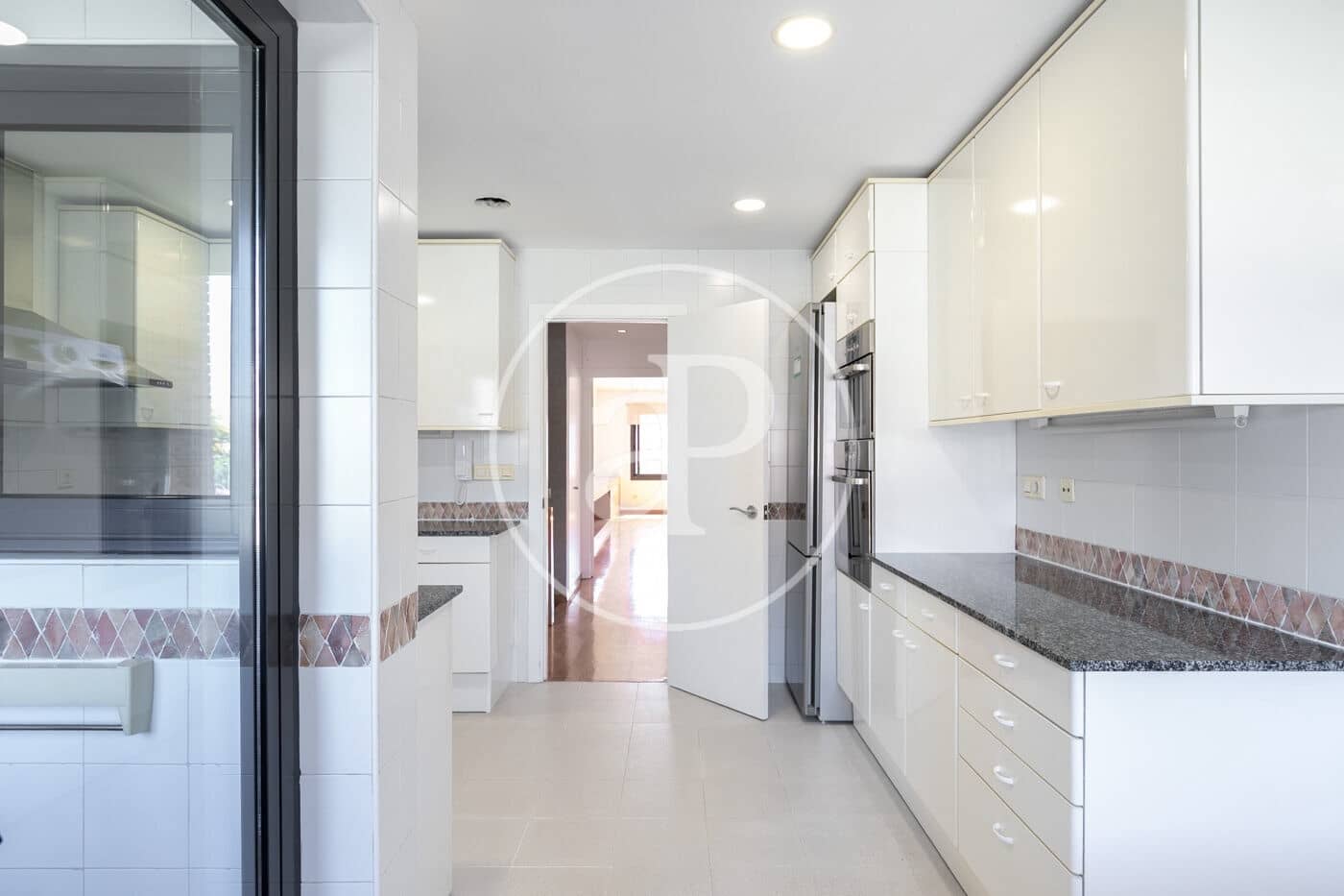 3 soverom Leilighet til leie i Barcelona by - € 3 600 (Ref: 9085503)