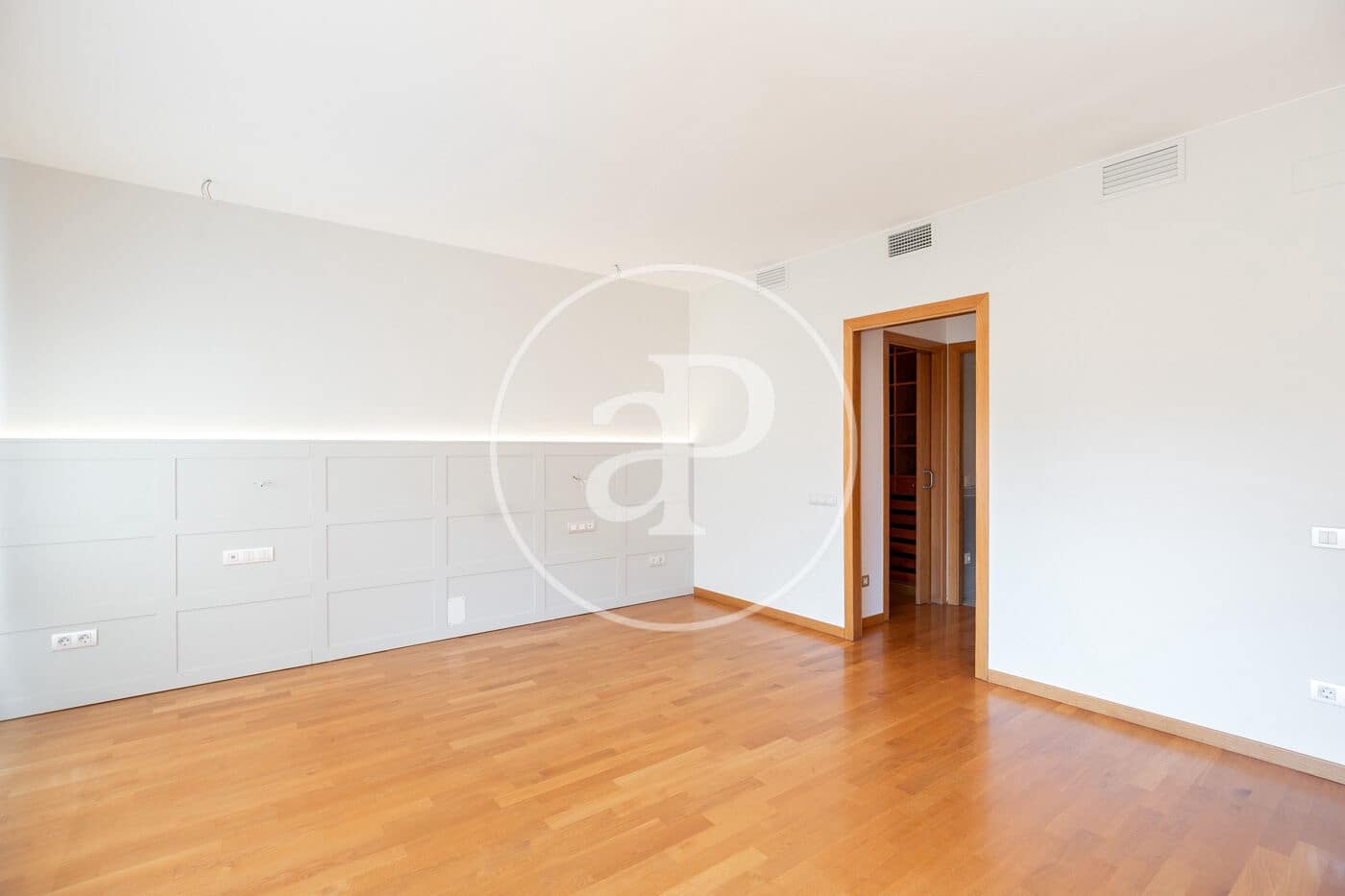 3 soverom Leilighet til leie i Barcelona by - € 3 600 (Ref: 9085503)