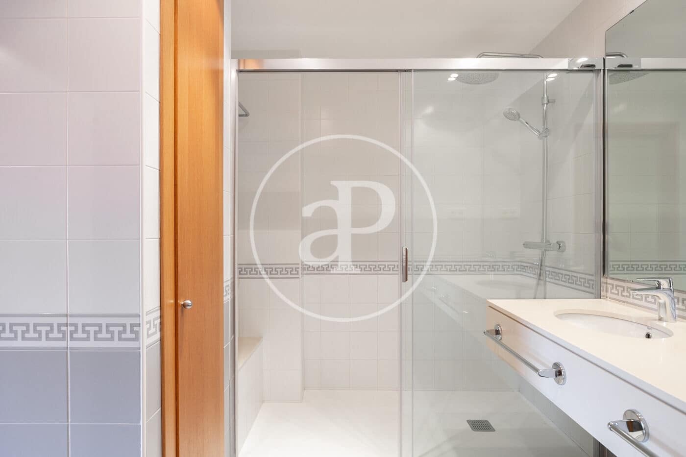 3 soverom Leilighet til leie i Barcelona by - € 3 600 (Ref: 9085503)