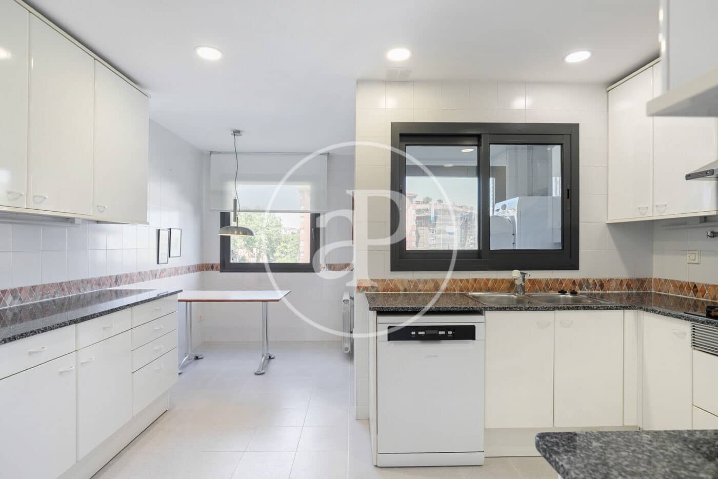 3 soverom Leilighet til leie i Barcelona by - € 3 600 (Ref: 9085503)