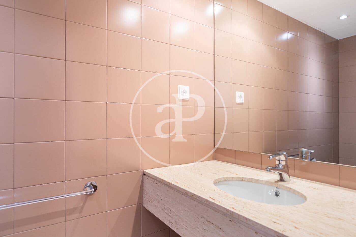 3 soverom Leilighet til leie i Barcelona by - € 3 600 (Ref: 9085503)