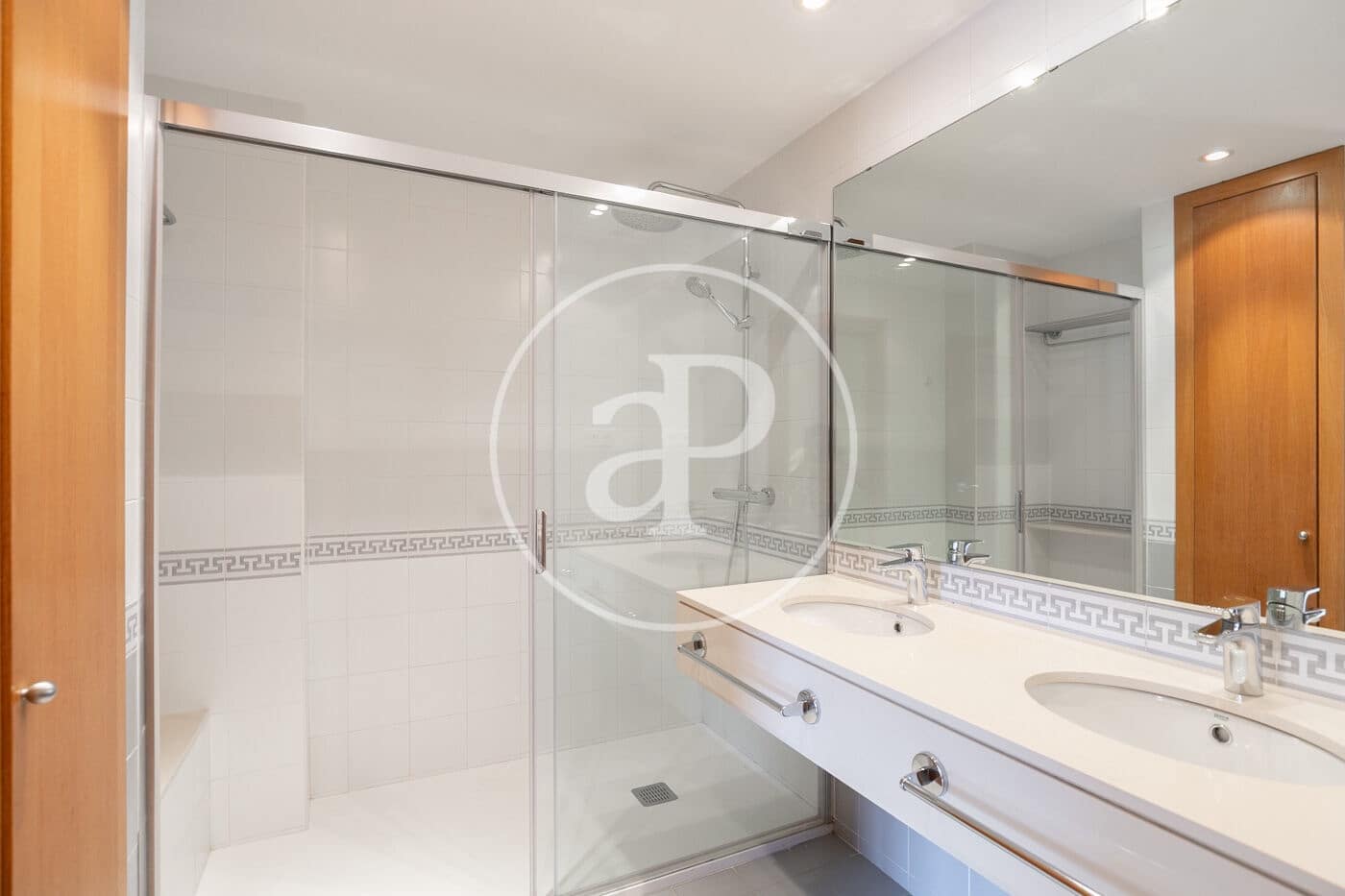 3 soverom Leilighet til leie i Barcelona by - € 3 600 (Ref: 9085503)