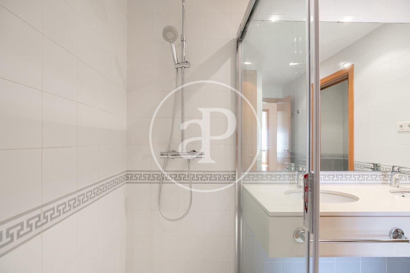 3 soverom Leilighet til leie i Barcelona by - € 3 600 (Ref: 9085503)