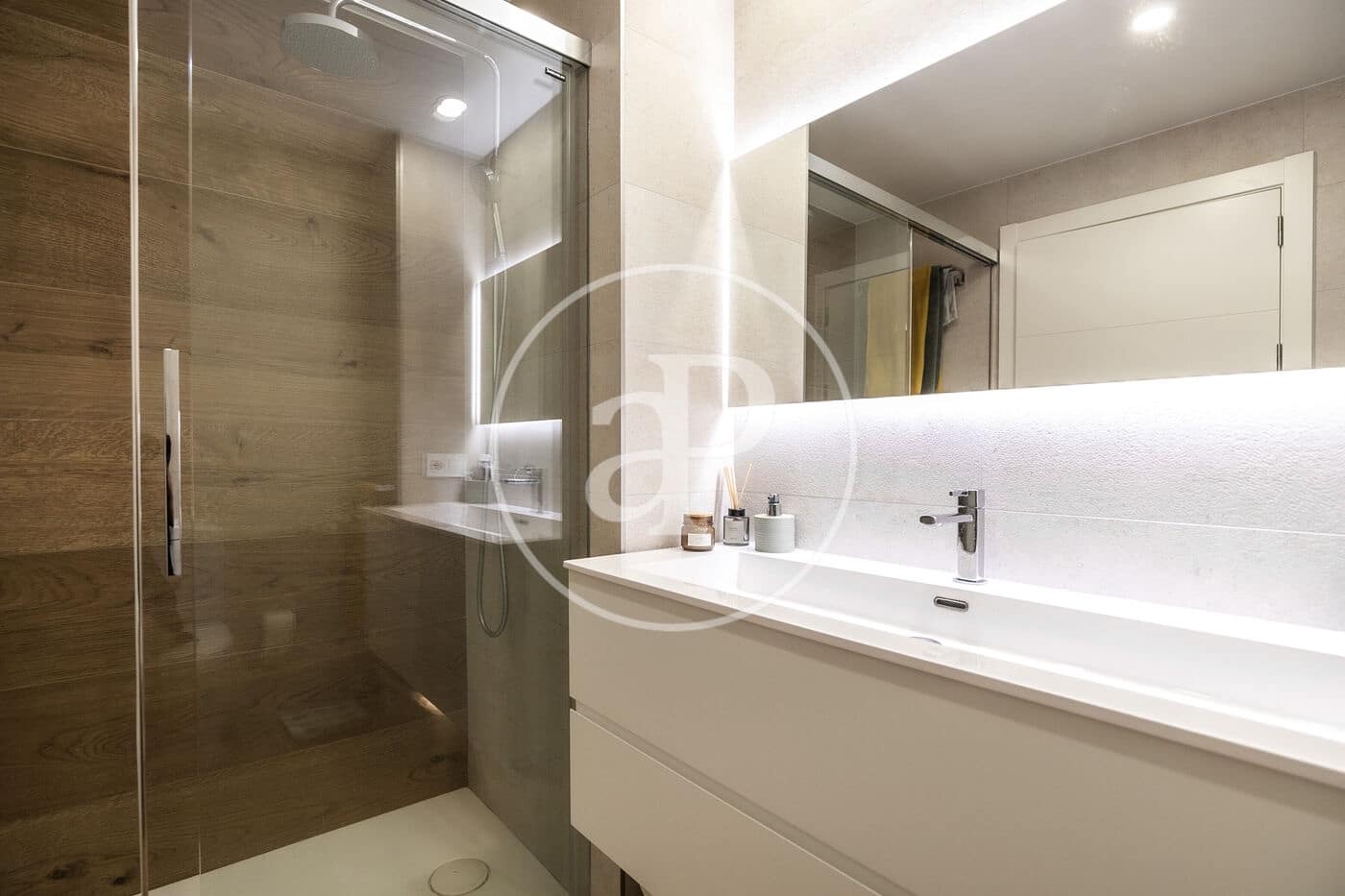 Appartement de 2 chambres à louer à Barcelone ville avec piscine - 2 700 € (Ref: 9100931)