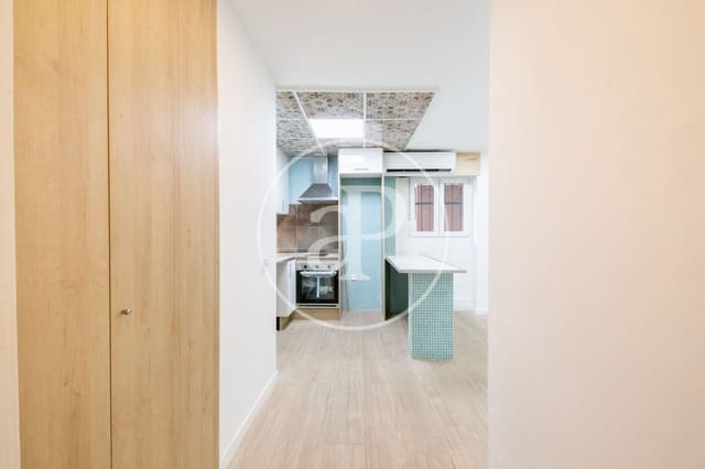 2 bedroom Apartment for sale in Sants, Barcelona city - € 223,000 (Ref: 9132615)