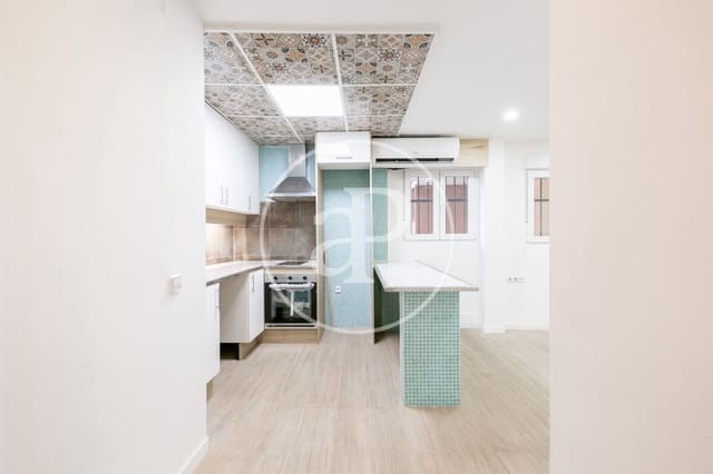 2 bedroom Apartment for sale in Sants, Barcelona city - € 223,000 (Ref: 9132615)