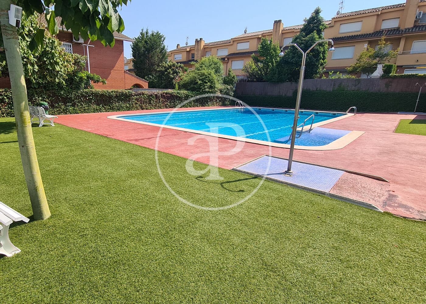 4 soveværelse Villa til salg i Cerdanyola del Valles med swimmingpool - € 630.000 (Ref: 9137359)