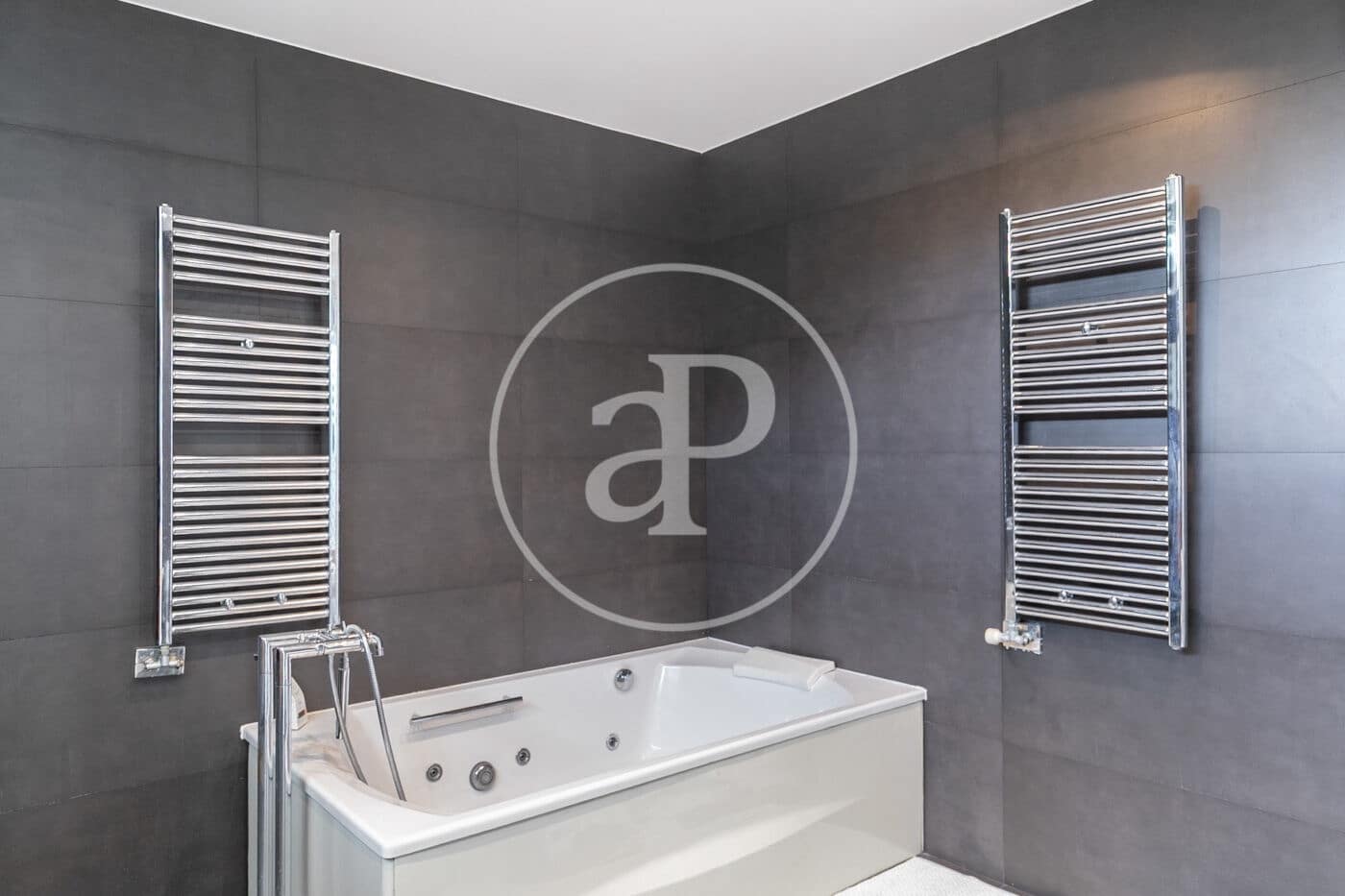 6 soveværelse Villa til leje i Barcelona by med swimmingpool - € 8.500 (Ref: 9137368)