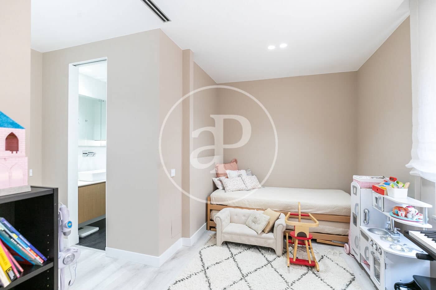 4 bedroom Apartment for rent in Barcelona city with garage - € 4,403 (Ref: 9141792)