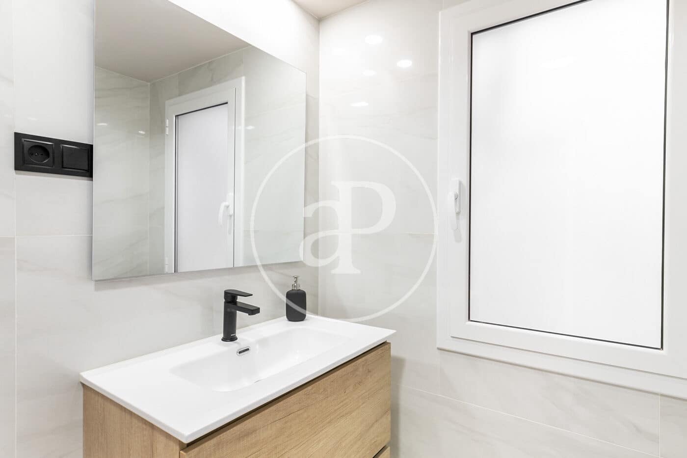 3 soveværelse Lejlighed til leje i Barcelona by - € 1.650 (Ref: 9149601)