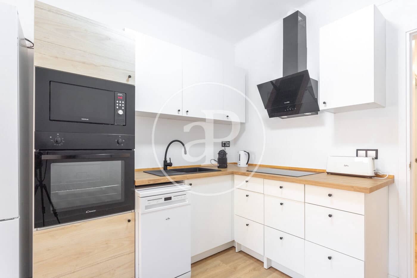 2 slaapkamer Appartement te huur in Barcelona stad - € 2.100 (Ref: 9192561)