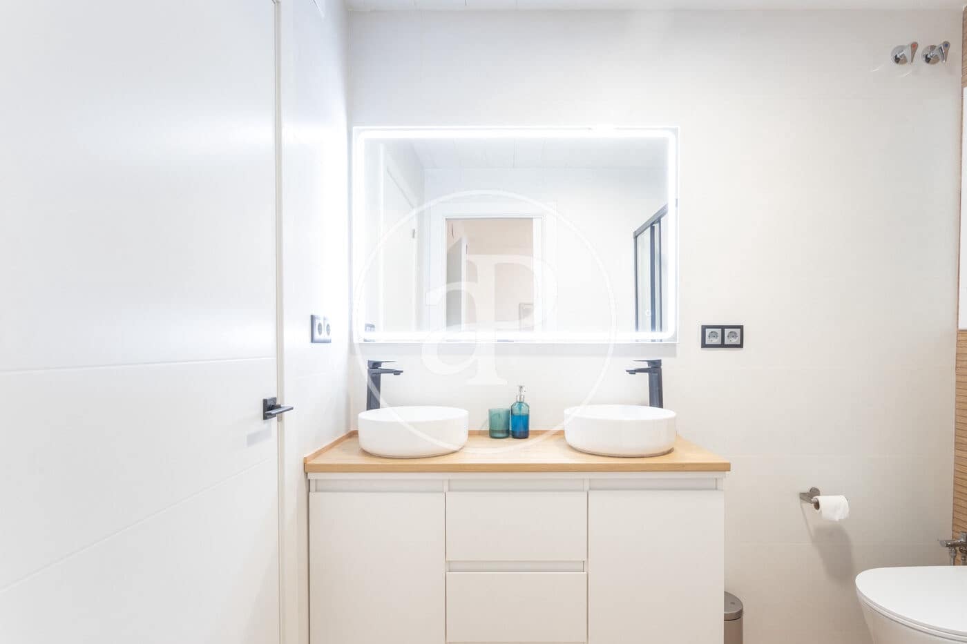 2 slaapkamer Appartement te huur in Barcelona stad - € 2.100 (Ref: 9192561)